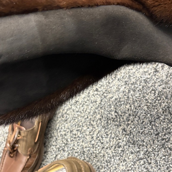 Luxurious Brown Fur Coat - Picture 5 of 7